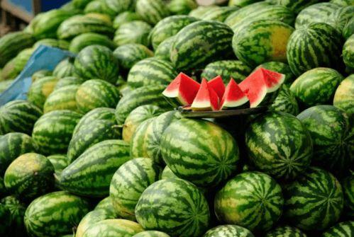 山东两位网红吃瓜视频播放,视频播放量爆表！