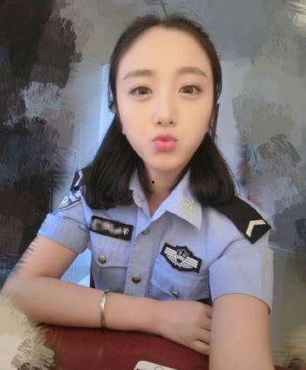 美女警花张津某吃瓜视频,警花也爱追剧？