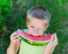 群众吃瓜流泪视频,群众吃瓜视频引发共鸣瞬间