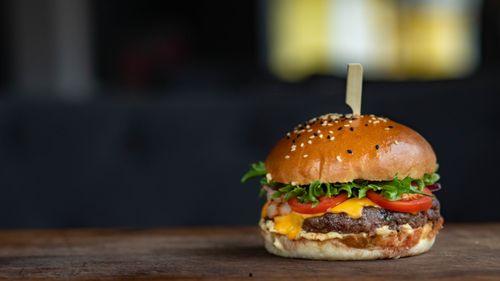 无敌小瓜吃汉堡视频,趣味视频引网友热议