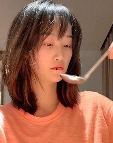 一个女的大嘴吃瓜的视频,笑料横生！女网红演绎“瓜界女神”