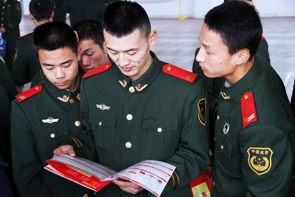 退役军人吃瓜视频,趣味横生，展现军旅生活另一面