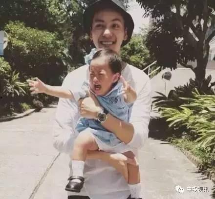 抱孩子吃瓜视频,妈妈怀抱宝宝共享夏日清凉瓜果时光