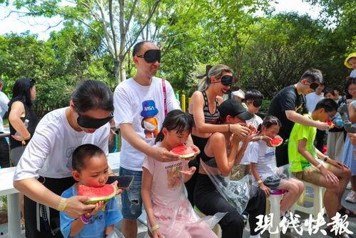 抱孩子吃瓜视频,妈妈怀抱宝宝共享夏日清凉瓜果时光