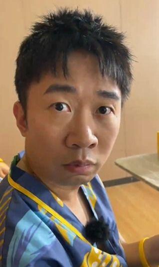 抱孩子吃瓜视频,妈妈怀抱宝宝共享夏日清凉瓜果时光