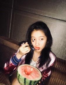 甘肃美女吃瓜图片视频,甘肃美女瓜田风情录