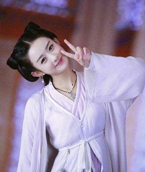 赵丽颖和肖战吃瓜视频,甜蜜互动引网友热议