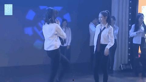 美女训练吃瓜视频,美女挑战吃瓜大作战，趣味横生引网友热议