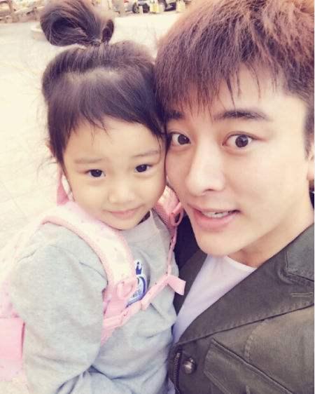 静观其变吃瓜的视频,吃瓜群众视角下的热门视频解析