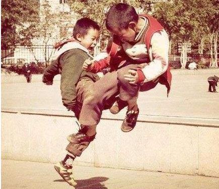 吵架打架被拦住吃瓜视频,围观者目睹吵架打架被及时制止