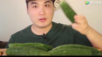 路人张嘴吃瓜视频在线观看,路人张嘴吃瓜，一幕引发网友热议