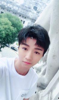 明星吃瓜王俊凯视频,明星间的趣味互动引网友热议