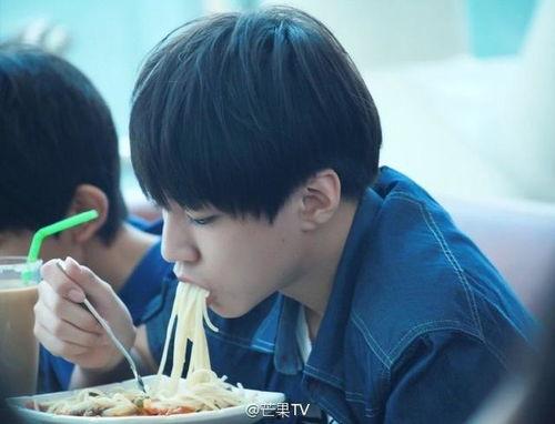 明星吃瓜王俊凯视频,明星间的趣味互动引网友热议
