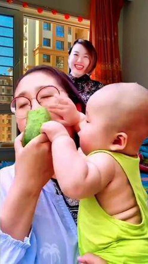 挑战萌娃吃瓜视频,萌娃们的欢乐食瓜时光