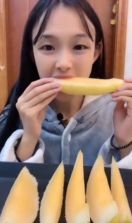 美女吃冰冻哈密瓜视频,美女大快朵颐哈密瓜，尽享清凉时光