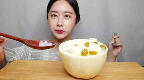 美女吃冰冻哈密瓜视频,美女大快朵颐哈密瓜，尽享清凉时光