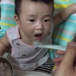 五个月宝宝吃瓜视频,萌态十足！